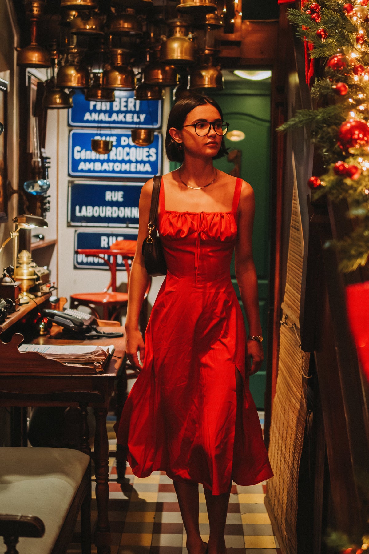 Vintage Fashion: How to Incorporate Retro Pieces into Your Wardrobe